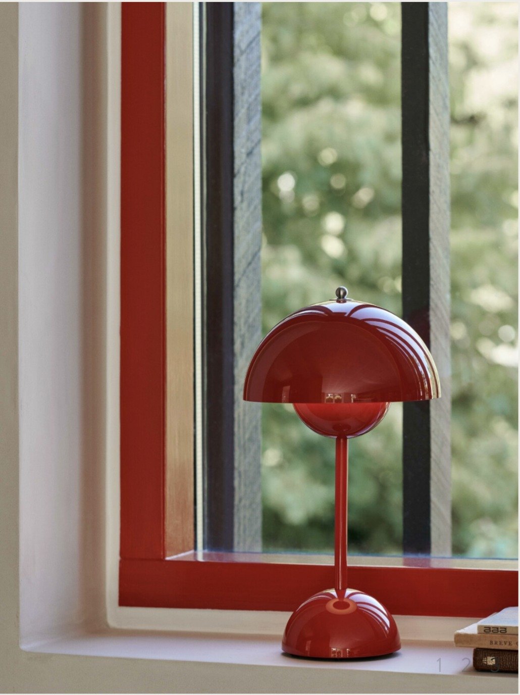 Lámpara tipo seta Flowerpot, roja, en una ventana